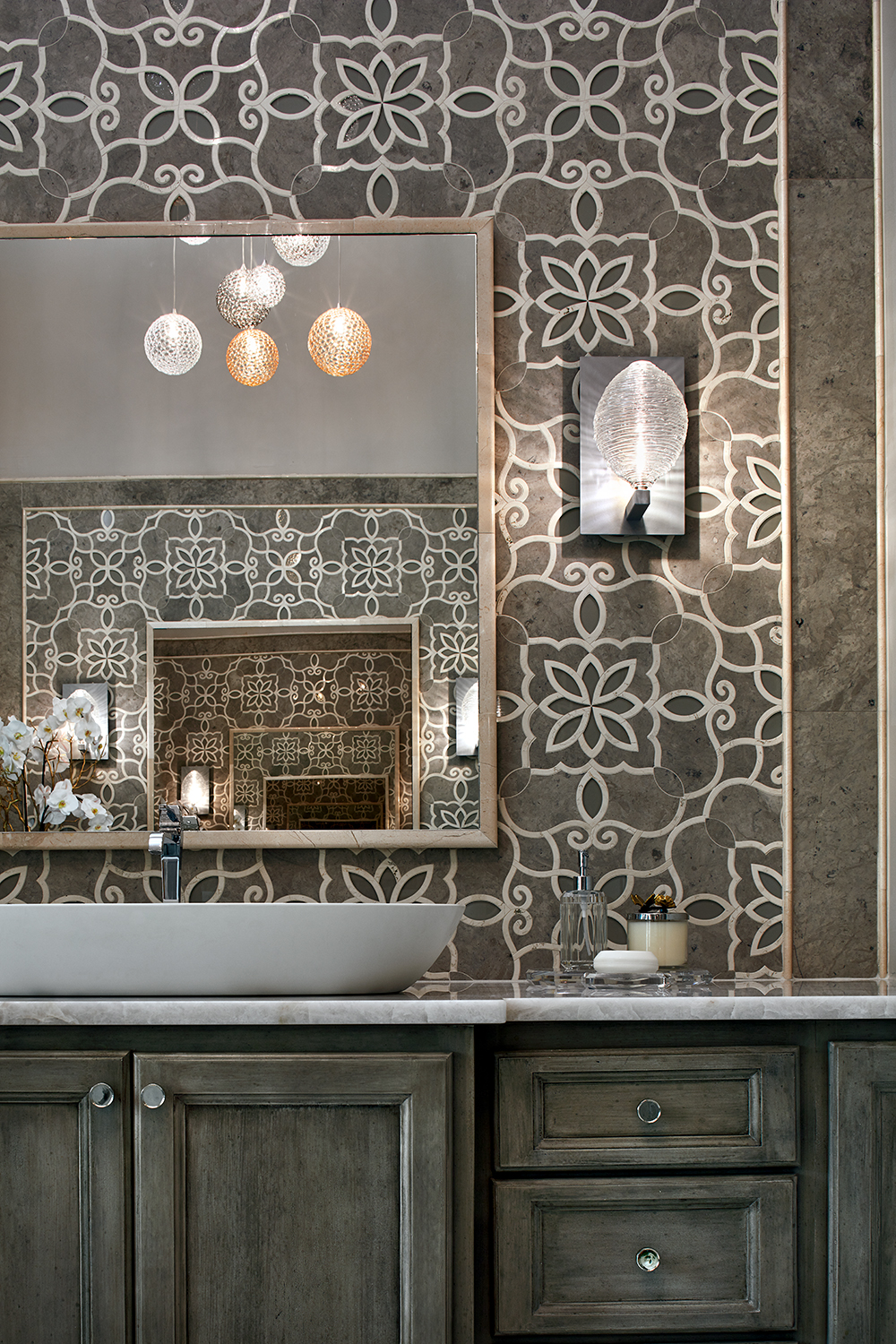 master bath with stone mosaic backsplash