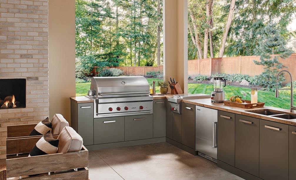 outdoor kitchen with subzero wolf appliances